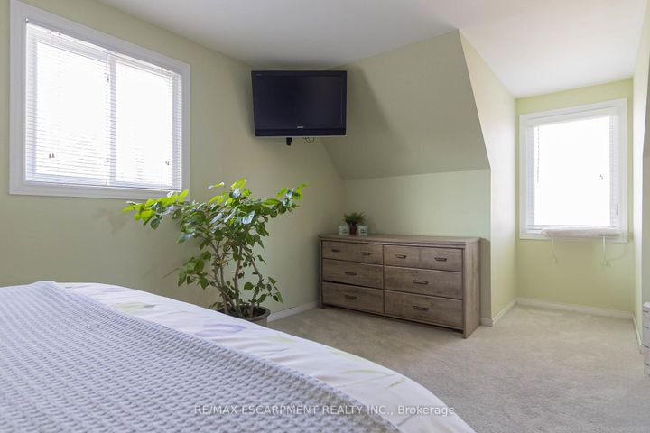 Photo 14 at 1343 JANINA Boulevard, Tyandaga, Burlington