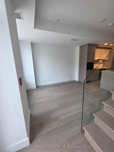 Photo 11 at 7 - 6 Greenbriar Road, Bayview Village, Toronto