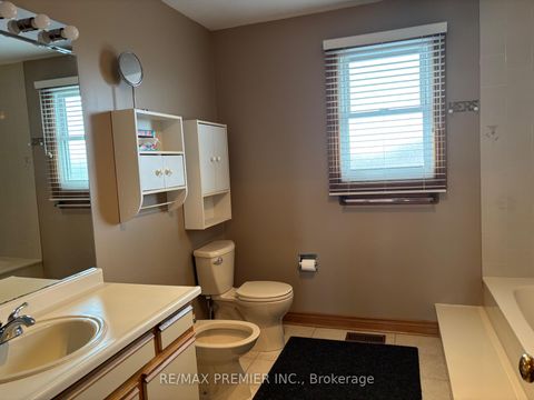 Photo 8 at 160 Fiori Drive, East Woodbridge, Vaughan