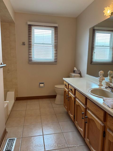 Photo 12 at 160 Fiori Drive, East Woodbridge, Vaughan