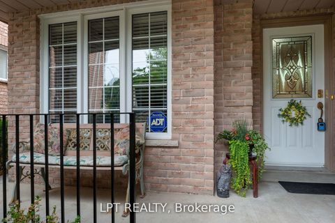 Photo 3 at 25 Dunnett Drive, Ardagh, Barrie