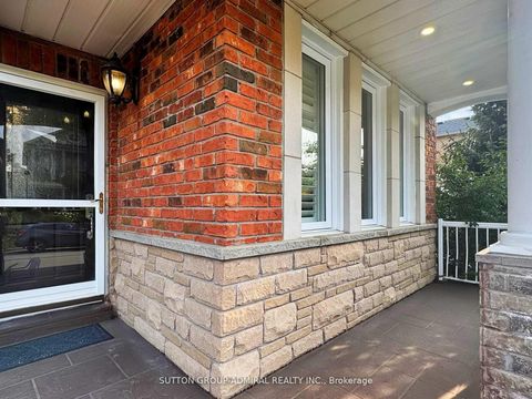 Photo 3 at 27 Chipmunk Trail, Vellore Village, Vaughan