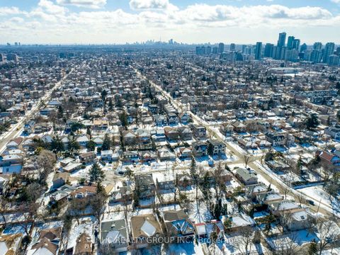 Photo 9 at 10 Waring Court, Willowdale East, Toronto