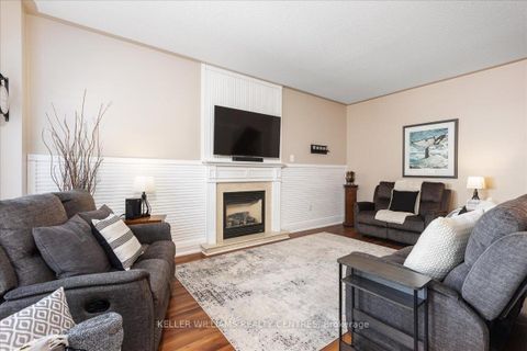 Photo 13 at 47 Ames Crescent, Bayview Northeast, Aurora