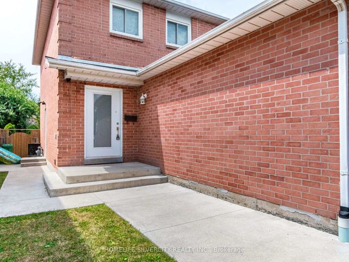 Photo 2 at 30 Castlehill Road, Northwood Park, Brampton