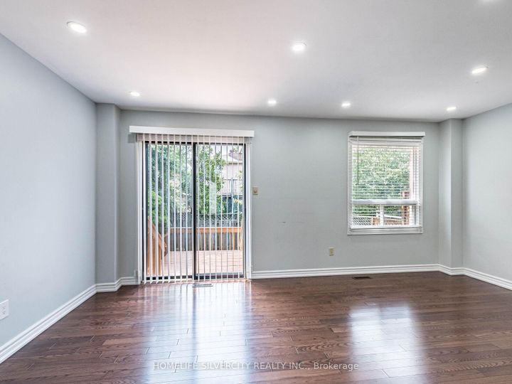 Photo 7 at 30 Castlehill Road, Northwood Park, Brampton