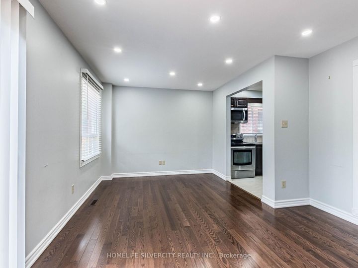 Photo 10 at 30 Castlehill Road, Northwood Park, Brampton