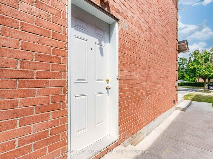 Photo 38 at 30 Castlehill Road, Northwood Park, Brampton