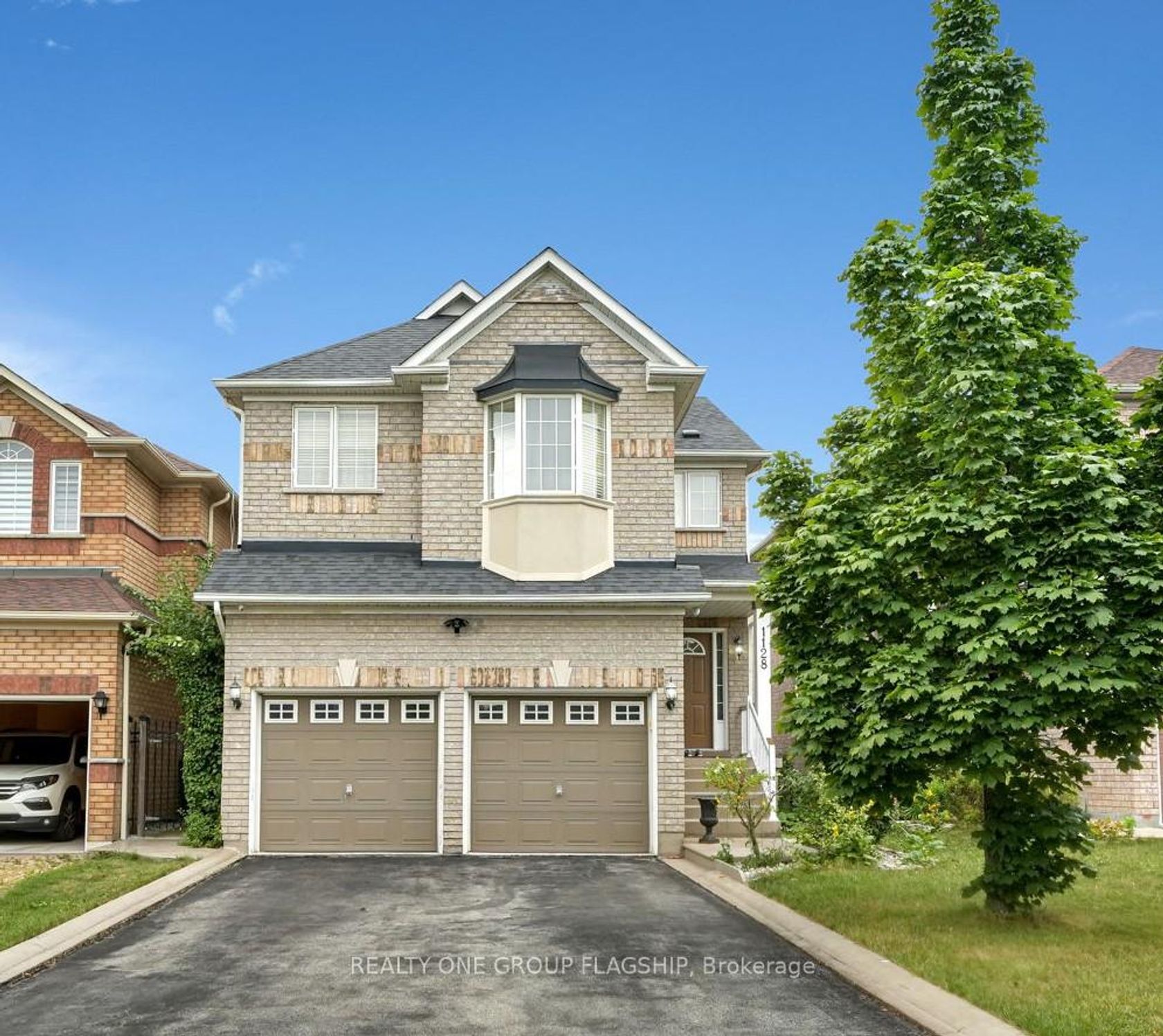 1128 Knotty Pine Grove, Meadowvale Village, Mississauga by Loree Meneguzzi Real Estate 1128 Knotty Pine Grove, Meadowvale Village, Mississauga