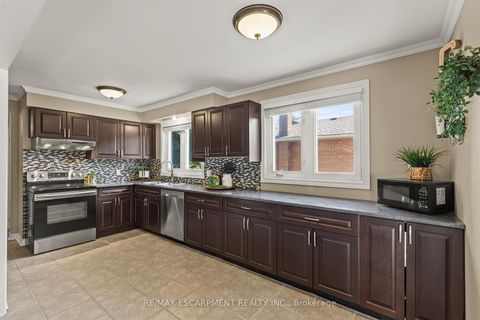 Photo 10 at 1298 Napier Crescent, CP College Park, Oakville