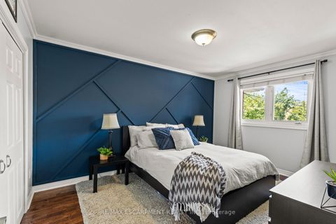 Photo 13 at 1298 Napier Crescent, CP College Park, Oakville