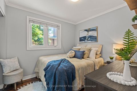 Photo 15 at 1298 Napier Crescent, CP College Park, Oakville