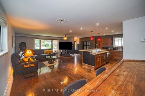Photo 8 at 4 Devins Drive, Aurora Heights, Aurora