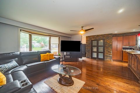 Photo 14 at 4 Devins Drive, Aurora Heights, Aurora