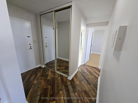 Photo 4 at 1402 - 5 Shady Golfway, Flemingdon Park, Toronto