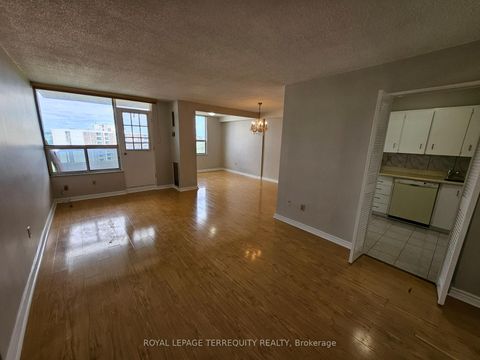 Photo 5 at 1402 - 5 Shady Golfway, Flemingdon Park, Toronto