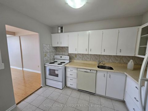 Photo 12 at 1402 - 5 Shady Golfway, Flemingdon Park, Toronto