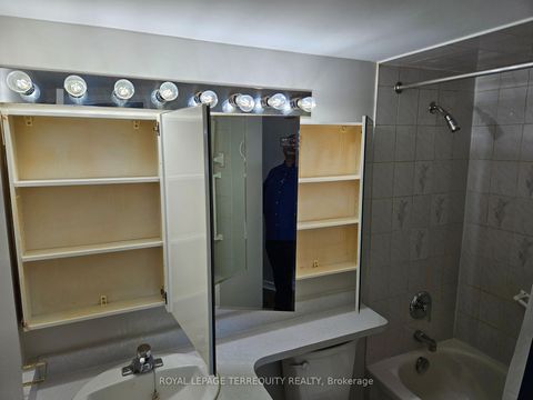 Photo 25 at 1402 - 5 Shady Golfway, Flemingdon Park, Toronto