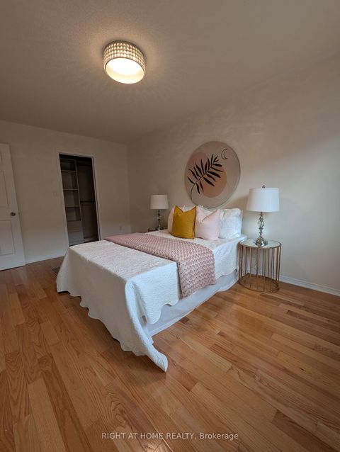 Photo 7 at 158 Hollywood Hill Circle, Vellore Village, Vaughan