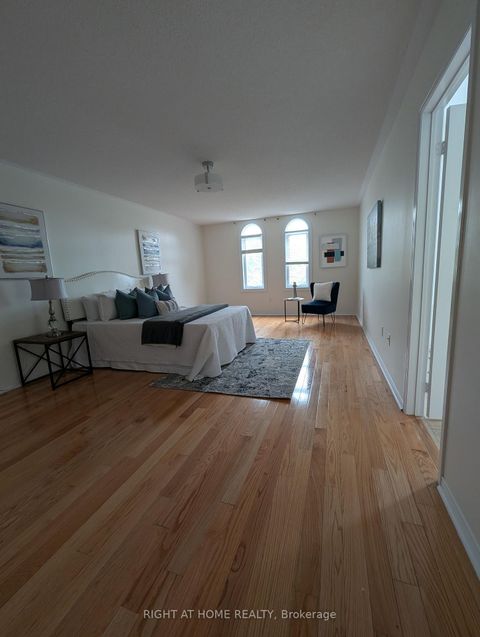 Photo 10 at 158 Hollywood Hill Circle, Vellore Village, Vaughan