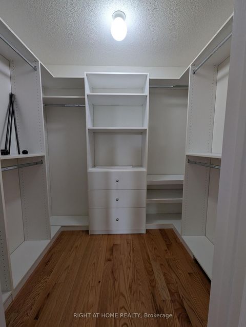 Photo 12 at 158 Hollywood Hill Circle, Vellore Village, Vaughan