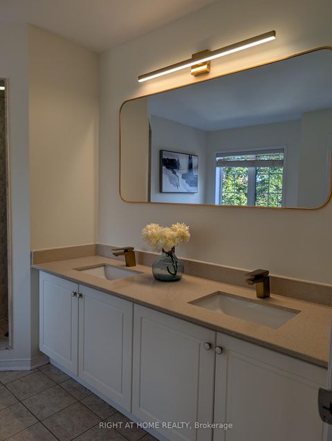 Photo 13 at 158 Hollywood Hill Circle, Vellore Village, Vaughan