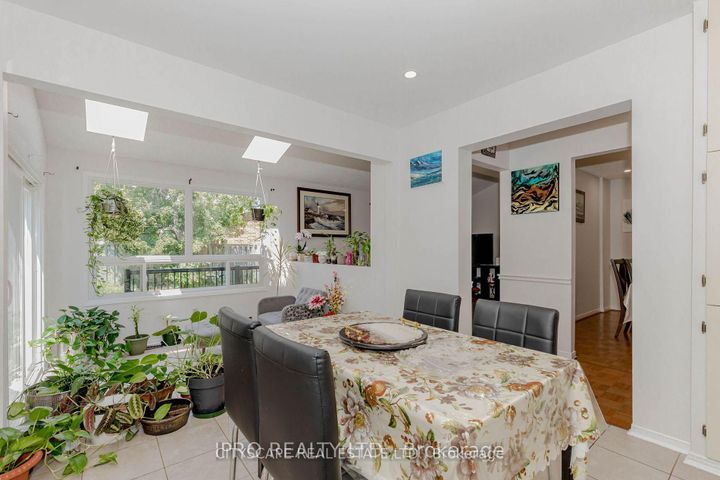 Photo 1 at 6906 Hickling Crescent N, Meadowvale, Mississauga
