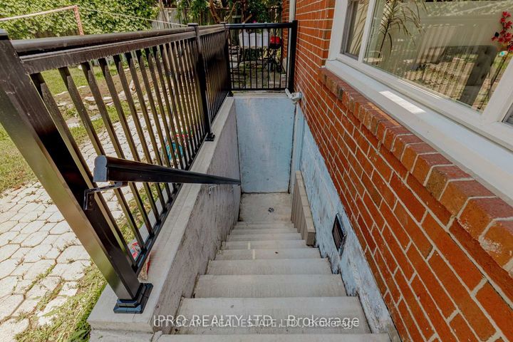 Photo 2 at 6906 Hickling Crescent N, Meadowvale, Mississauga