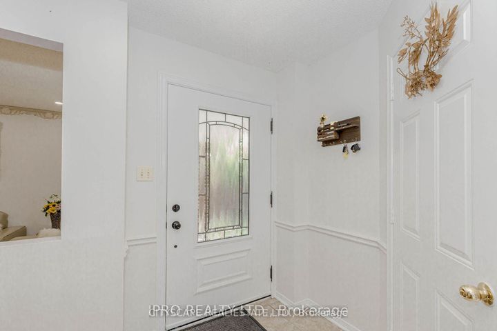Photo 3 at 6906 Hickling Crescent N, Meadowvale, Mississauga