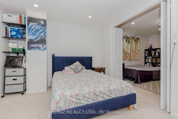 Photo 5 at 6906 Hickling Crescent N, Meadowvale, Mississauga