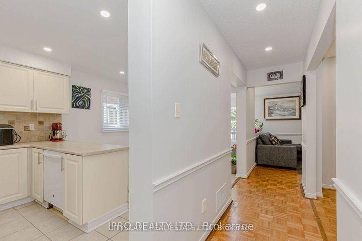 Photo 6 at 6906 Hickling Crescent N, Meadowvale, Mississauga