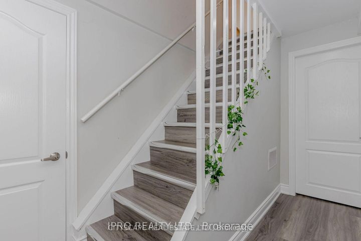 Photo 7 at 6906 Hickling Crescent N, Meadowvale, Mississauga