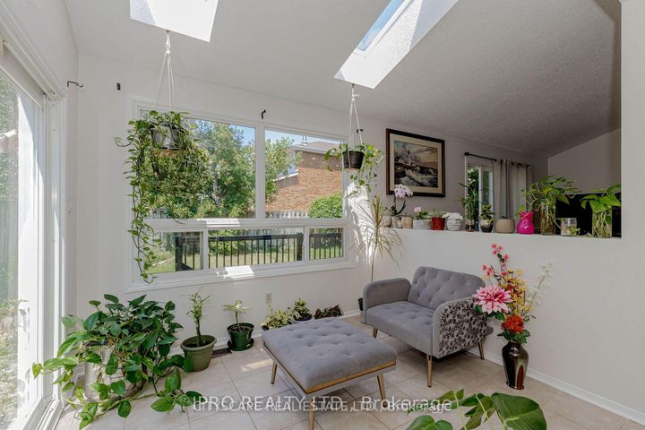 Photo 8 at 6906 Hickling Crescent N, Meadowvale, Mississauga