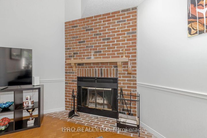 Photo 9 at 6906 Hickling Crescent N, Meadowvale, Mississauga