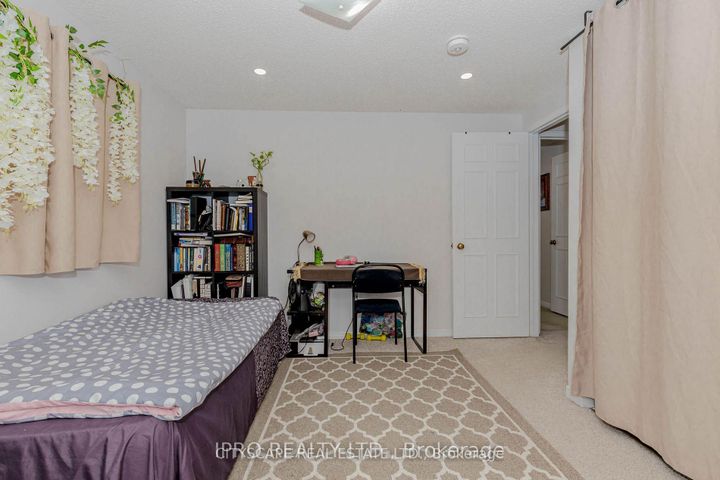 Photo 11 at 6906 Hickling Crescent N, Meadowvale, Mississauga