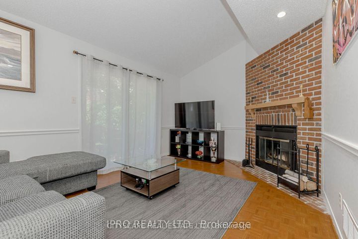 Photo 13 at 6906 Hickling Crescent N, Meadowvale, Mississauga