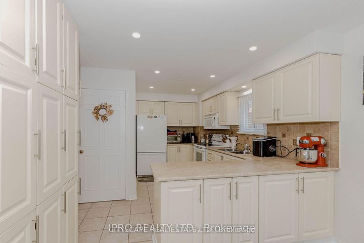 Photo 14 at 6906 Hickling Crescent N, Meadowvale, Mississauga