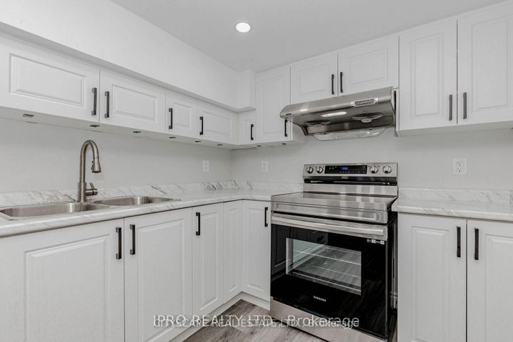 Photo 15 at 6906 Hickling Crescent N, Meadowvale, Mississauga