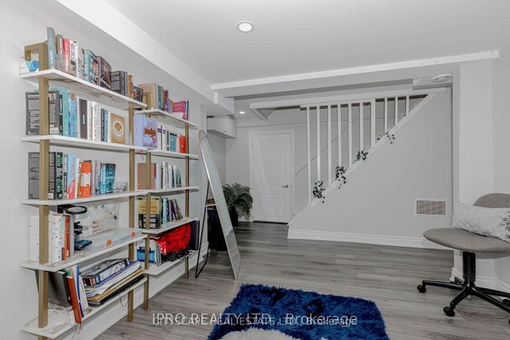 Photo 18 at 6906 Hickling Crescent N, Meadowvale, Mississauga
