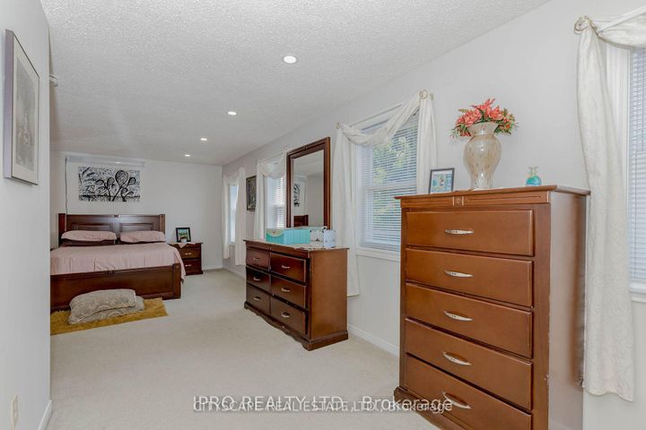 Photo 19 at 6906 Hickling Crescent N, Meadowvale, Mississauga