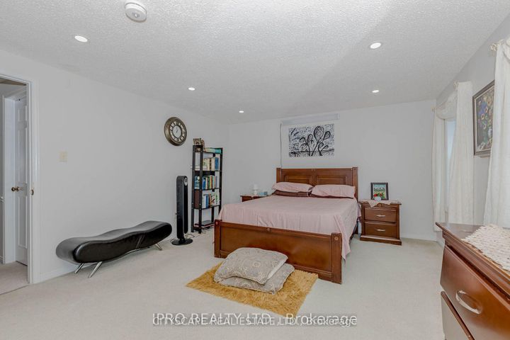 Photo 20 at 6906 Hickling Crescent N, Meadowvale, Mississauga