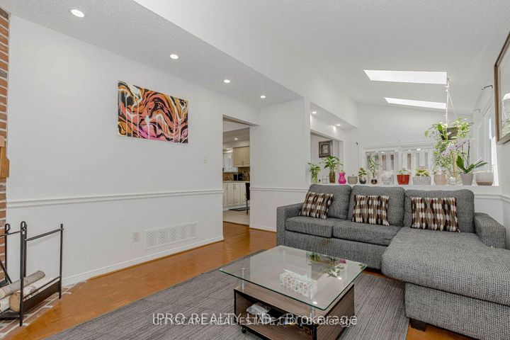 Photo 22 at 6906 Hickling Crescent N, Meadowvale, Mississauga