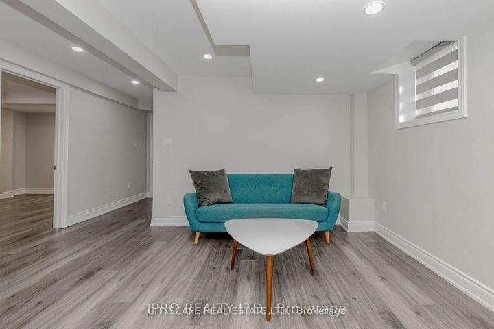 Photo 23 at 6906 Hickling Crescent N, Meadowvale, Mississauga
