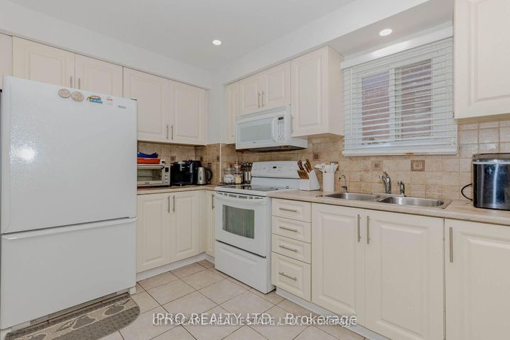 Photo 24 at 6906 Hickling Crescent N, Meadowvale, Mississauga