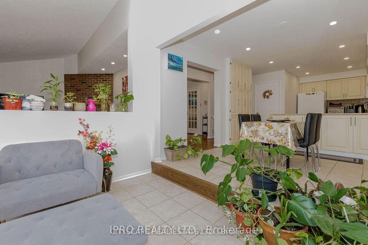 Photo 37 at 6906 Hickling Crescent N, Meadowvale, Mississauga