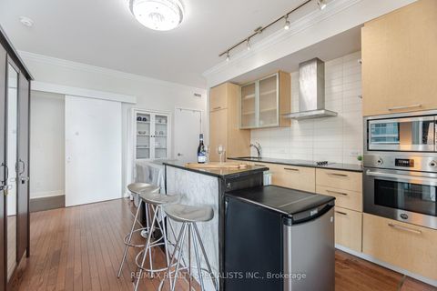 Photo 4 at 804 - 12 York Street, Waterfront Communities C1, Toronto