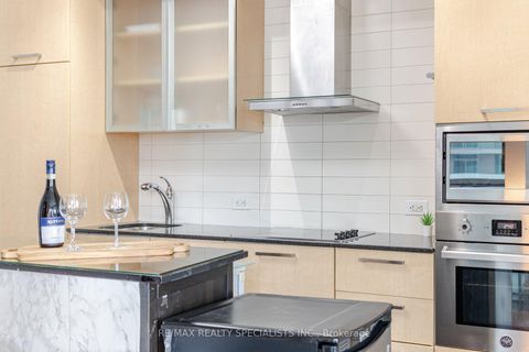 Photo 5 at 804 - 12 York Street, Waterfront Communities C1, Toronto