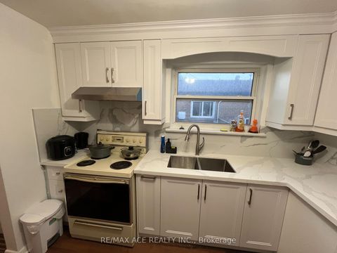 Photo 8 at 17 Huddleston Court, Birchmount, Toronto