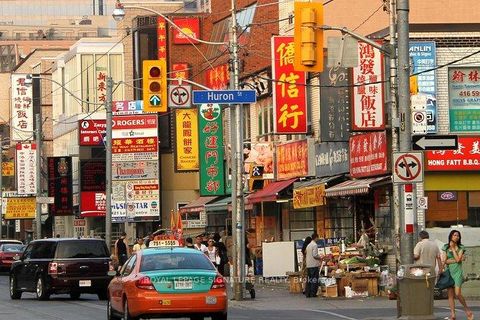 Photo 3 at 4 Glen Baillie Place, Chinatown, Toronto