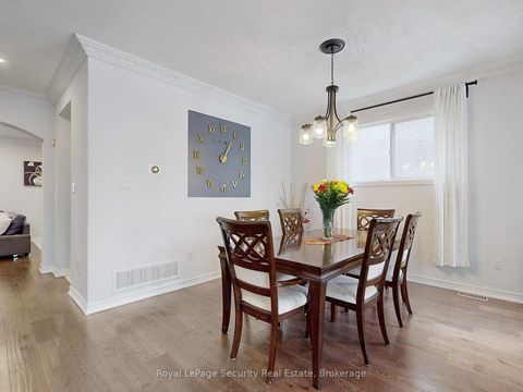 Photo 5 at 128 Daiseyfield Crescent, Vellore Village, Vaughan